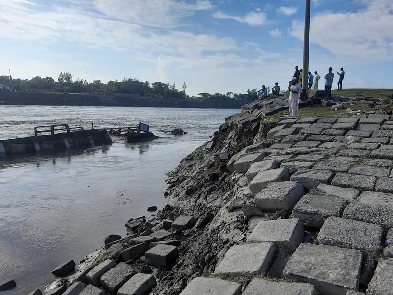 নদীতে পড়ে আছে মুছাপুর স্লুইস গেটের ভাঙা অংশ। স্লুইসগেট না থাকায় ছোট ফেনী নদীর দুপাশে নতুন করে ভাঙন শুরু হয়েছে। ছবিটি গতকাল বিকেলে তোলা